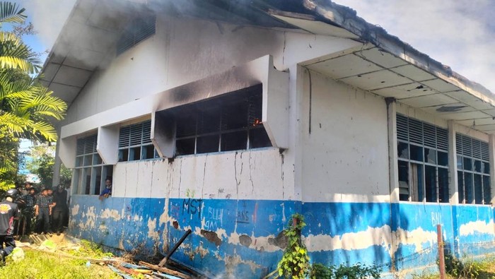 Kebakaran gedung laboratorium SMPN 7 Sinjai.