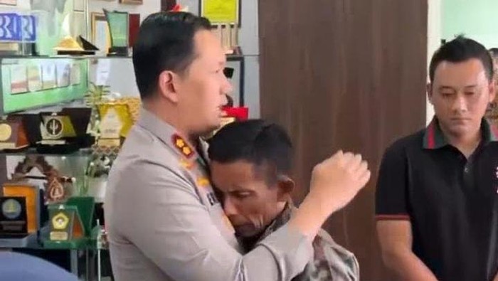 Momen Kapolres Magetan AKBP Raden Erik Bangun Prakasa memeluk Agus, penjaga palang pintu yang menyebabkan kecelakaan KA Malioboro dengan motor