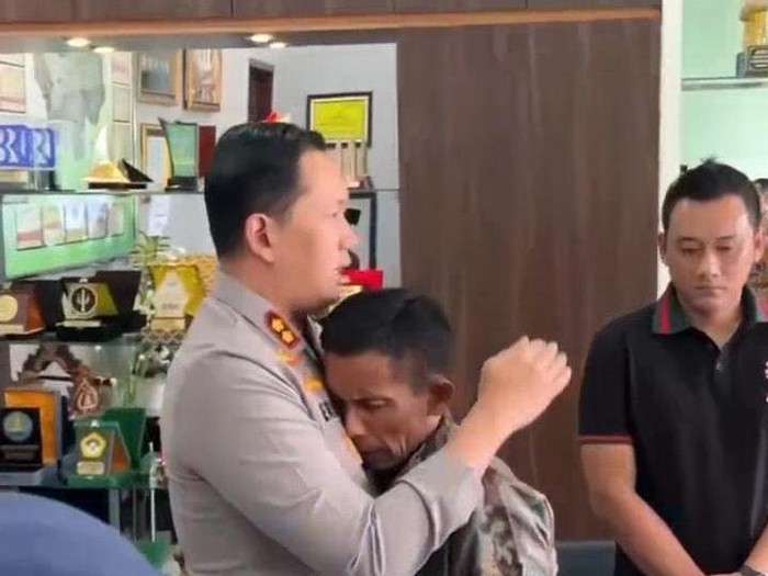 Momen Kapolres Magetan AKBP Raden Erik Bangun Prakasa memeluk Agus, penjaga palang pintu yang menyebabkan kecelakaan KA Malioboro dengan motor