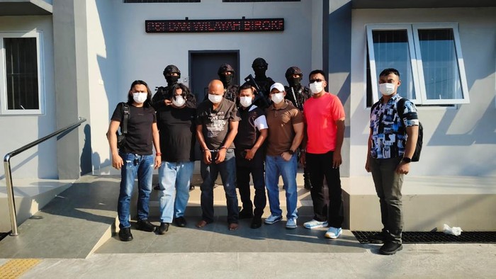 Kejaksaan Agung (Kejagung) menangkap buronan kasus kepemilikan senjata api ilegal dan terkait pembacokan jaksa, Edy Suranta Gurusinga alias Godol (55). Godol ditangkap di kawasan Sibolangit, Deli Serdang, Sumatera Utara.