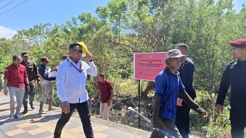 Kejati NTT saat memasang papan penyitaan lahan di Jalan Piet A Talo, Kelurahan Oesapa, Kota Kupang, NTT, Rabu (28/5/2025). (Yufengki Bria/detikBali)
