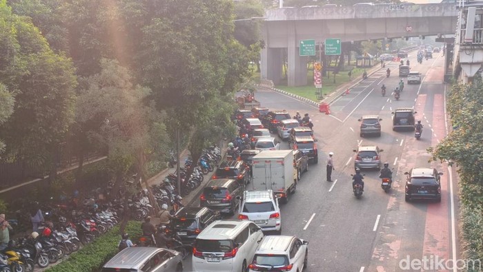 Kemacetan terjadi di ruas Jalan Gatot Subroto hingga mengarah ke Jalan Jenderal Sudirman, Jakarta Selatan pada sore ini. Polisi mengungkap penyebab kemacetan. (Kurniawan/detikcom)
