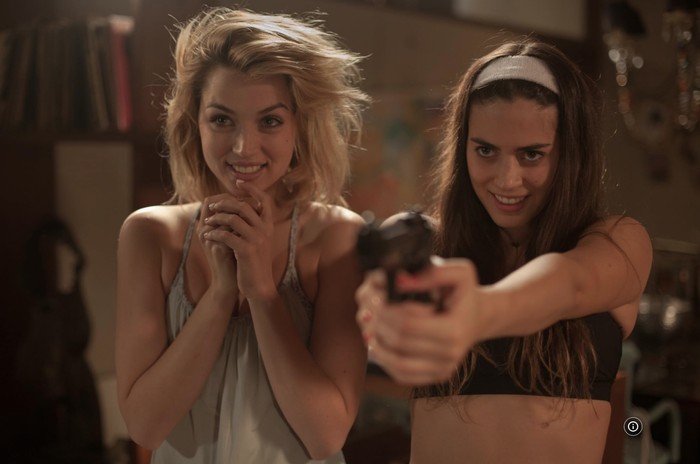Cuplikan adegan dalam film Knock Knock (2015).