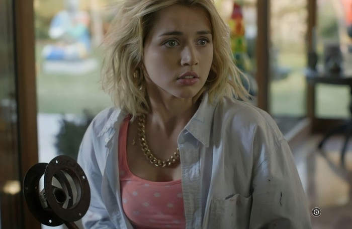 Cuplikan adegan dalam film Knock Knock (2015).
