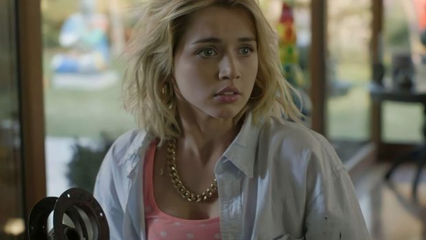 Cuplikan adegan dalam film Knock Knock (2015).