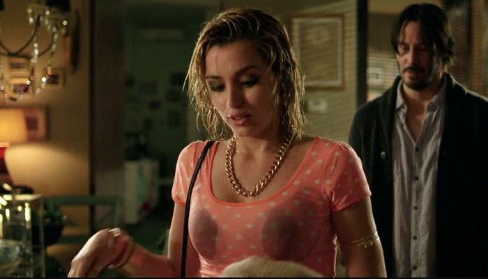 Cuplikan adegan Ana de Armas dan Keanu Reeves di Knock Knock.