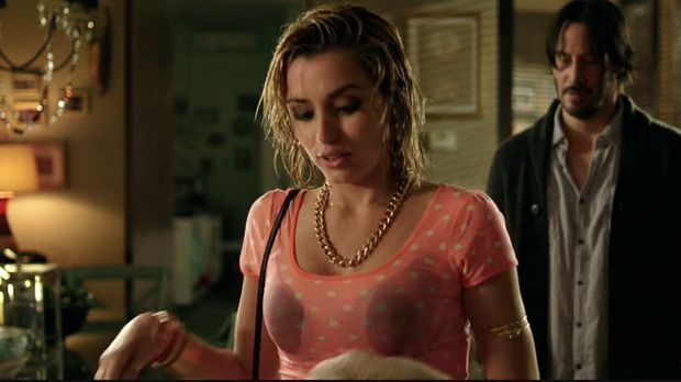 Cuplikan adegan Ana de Armas dan Keanu Reeves di Knock Knock.