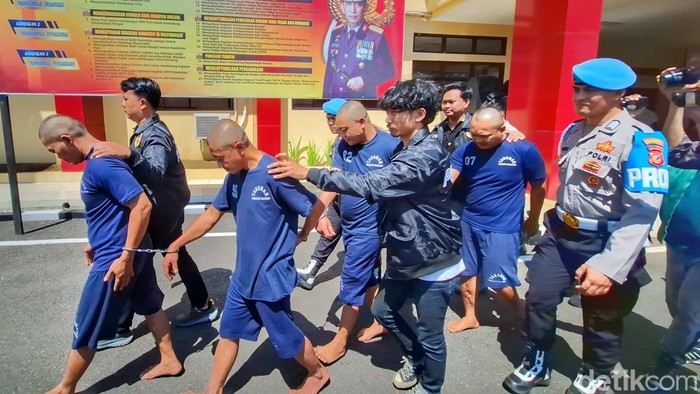 Komplotan Spesialis Pencuri Toko Kelontongan, Sutrimo alias Trimo (45), Herman Siswanto (31), Mulyadi alias Titet (46), dan Arifudin alias Arif (41).