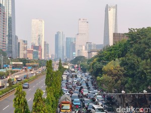 Jelang Long Weekend, Jl Gatsu Arah Sudirman Macet Parah Sore Ini