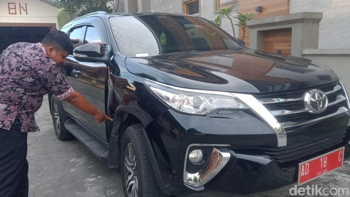 Kondisi mobil dinas Wabup Klaten Benny Indra Ardianto usai ketabrak bus Sugeng Rahayu di Delanggu, Klaten, Rabu (28/5/2025).