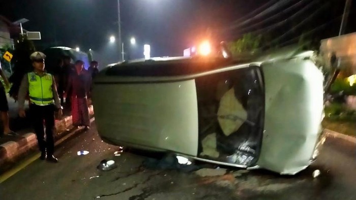Kondisi mobil Toyota Innova yang mengalami kecelakaan tunggal di Sentolo, Kulon Progo, Rabu (28/5/2025).