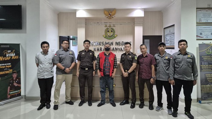 Tersangka baru kasus korupsi pembangunan Masjid Agung Madaniyah Karanganyar, TAC, saat di Kejari Karanganyar, Selasa (27/5/2025).