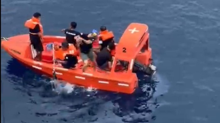 Kru kapal saat mengevakuasi penumpang yang lompat dari atas kapal ke laut rute Nunukan-Parepare.