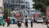 Lebih dari 230 petugas pemadam kebakaran dan 55 kendaraan dikerahkan, tidak hanya untuk memadamkan api, tetapi juga membantu warga membersihkan puing dan menutup sementara kerusakan rumah. REUTERS/Go Nakamura