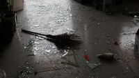 Desa-desa di sekitar pabrik dipenuhi pecahan kaca dan puing, memaksa puluhan keluarga mengungsi ke balai desa dan rumah tetangga yang masih utuh. REUTERS/Go Nakamura