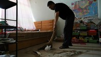 Banyak warga mengeluhkan bau menyengat yang masih terasa hingga ke dalam rumah, sementara anak-anak dan lansia mulai menunjukkan gejala batuk dan sesak napas. REUTERS/Go Nakamura