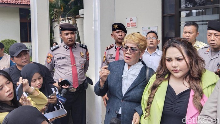 Lisa Mariana dan pengacaranya saat di PN Bandung.