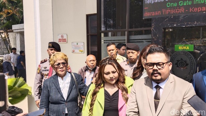 Lisa Mariana dan pengacaranya saat memberikan keterangan di PN Bandung.