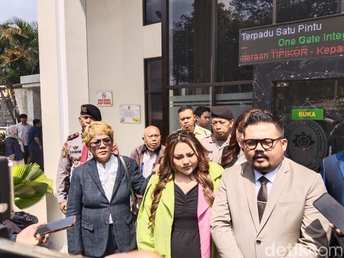 Lisa Mariana dan pengacaranya saat memberikan keterangan di PN Bandung.