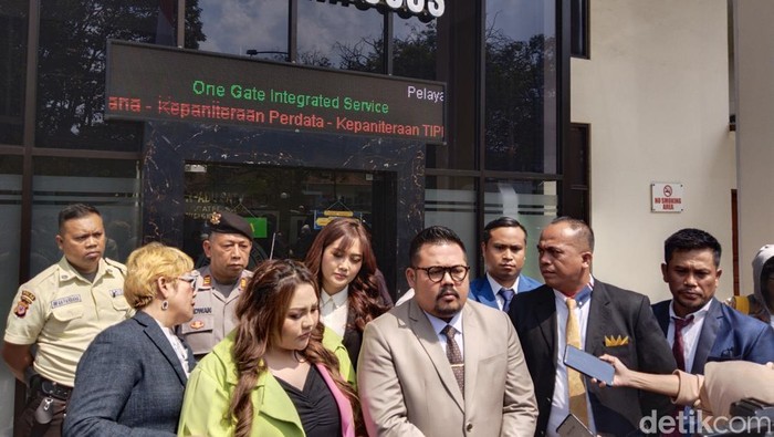 Lisa Mariana dan pengacaranya saat memberikan keterangan di PN Bandung.