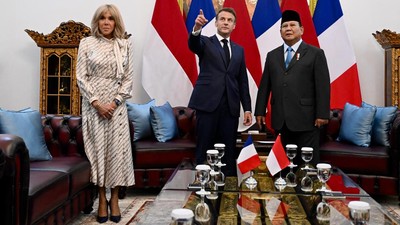 Saat Macron Penasaran Lihat Lukisan di Ruang Kerja Prabowo