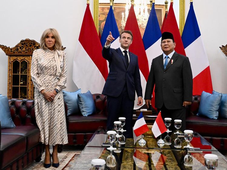 Saat Macron Penasaran Lihat Lukisan di Ruang Kerja Prabowo