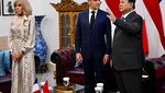 Saat Macron Penasaran Lihat Lukisan di Ruang Kerja Prabowo