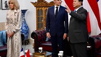 Macron kemudian mengangguk dan tersenyum. Ia mengatakan merasa terhormat melihat langsung lukisan itu. (Cahyo - Biro Pers Sekretariat Presiden)