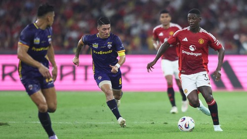 Soccer Football - Friendly - ASEAN All Star v Manchester United - Bukit Jalil National Stadium, Kuala Lumpur, Malaysia - May 28, 2025 ASEAN All Stars Ezequiel Aguero in action with Manchester Uniteds Kobbie Mainoo REUTERS/Hasnoor Hussain