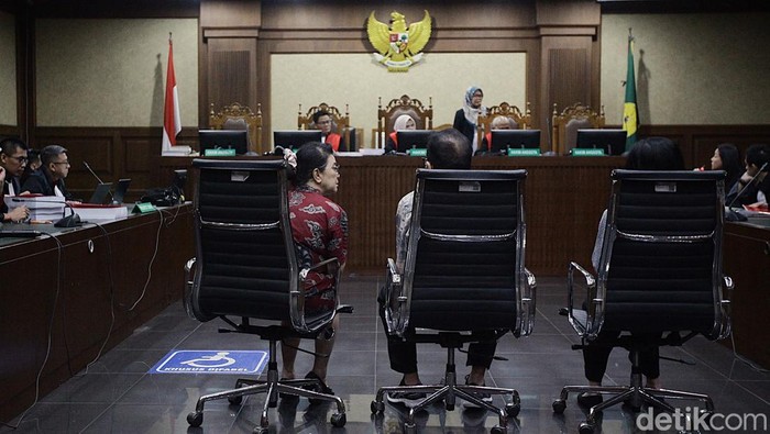 Tiga terdakwa kasus suap Zarof Ricar (tengah), ibunda Robert Tannur Meirizka Widjaja (kanan) dan pengacara Lisa Rachmat mendengarkan pembacaan tuntutan saat persidangan di Pengadilan Tipikor, Jakarta, Rabu (28/5/2025).