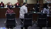 Ketiganya mendengarkan pembacaan tuntutan tersebut dalam keadaan tenang. Proses persidangan berlangsung terbuka untuk umum dan mendapat perhatian publik.