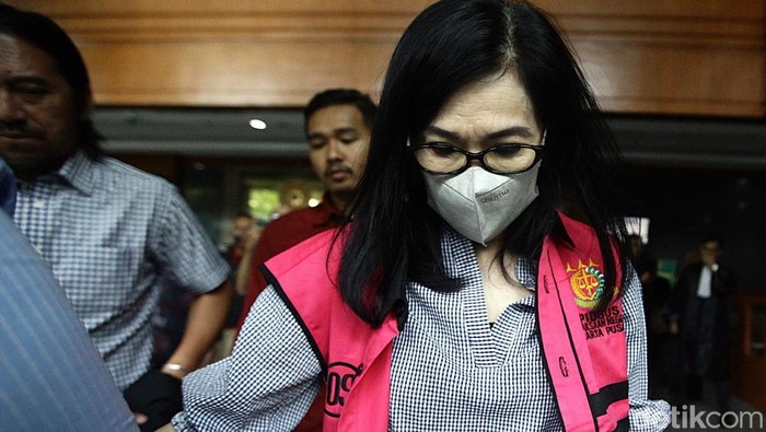Tiga terdakwa kasus suap Zarof Ricar (tengah), ibunda Robert Tannur Meirizka Widjaja (kanan) dan pengacara Lisa Rachmat mendengarkan pembacaan tuntutan saat persidangan di Pengadilan Tipikor, Jakarta, Rabu (28/5/2025).