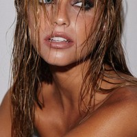 Margarida Corceiro dikenal sebagai model juga aktris. Wanita asal Portugal tersebut juga diketahui berbisnis baju renang. Foto: Instagram @magui_corceiro