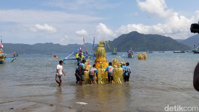 Masyarakat pesisir Karanggongso Trenggalek gelar larung sembonyo