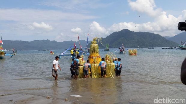Masyarakat pesisir Karanggongso Trenggalek gelar larung sembonyo