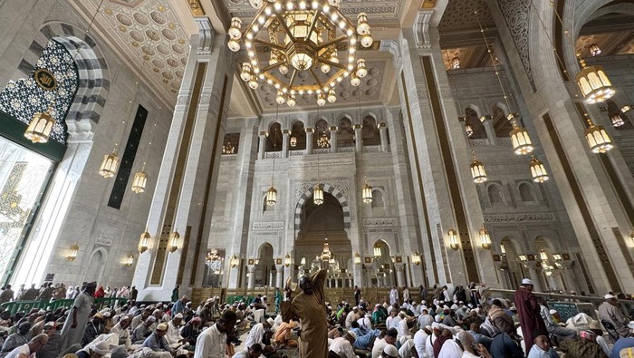 Jamaah calon haji dari berbagai negara berjalan di area perluasan tahap ketiga Masjidil Haram, Makkah, Arab Saudi, Selasa (27/5/2025). Kerajaan Arab Saudi telah menyelesaikan sebagian besar bangunan area perluasan ketiga atau “the third Saudi expansion” di Masjidil Haram yang akan meningkatkan luas area dari 414.000 meter persegi menjadi 1,5 juta meter persegi, dan area shalat bertambah dari 390.000 meter persegi menjadi 912.000 meter persegi, sehingga Masjidil Haram bisa terus melayani jamaah dari seluruh penjuru dunia dengan nyaman dan aman saat beribadah. ANTARA FOTO/Andika Wahyu/tom.