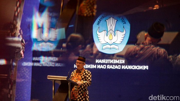 Mendikdasmen Abdul Muti mendorong sains, teknologi, engineering, dan matematika (STEM) jadi program prioritas tahun ini. STEM fokus utama dalam meningkatkan kualitas pendidikan di masa depan.