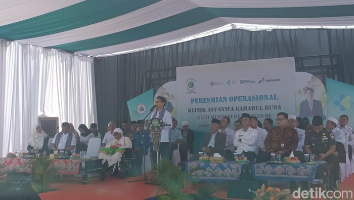 Menkes Budi Gunadi Sadikin saat meresmikan Klinik Asy-Syifa Qomarul Huda di Desa Puyung, Kecamatan Jonggat, Lombok Tengah, Rabu (28/5/2025). (Foto: Edi Suryansyah/detikBali)