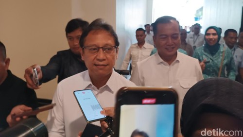 Menkes Budi Gunadi Sadikin seusai menghadiri rapat koordinasi bidang kesehatan dengan seluruh kepala dinas kesehatan se-NTB di Lombok Tengah, Rabu (28/5/2025). (Foto: Edi Suryansyah/detikBali)