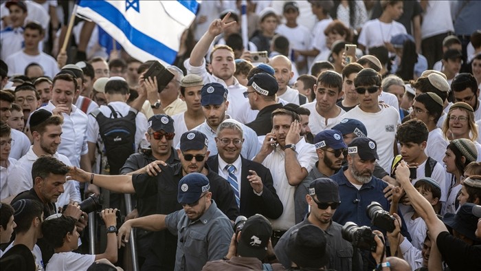Menteri Keamanan Nasional Israel Itamar Ben-Gvir bersama warga Israel menyerbu halaman Masjid Al Aqsa, Senin, 26 Mei 2025.