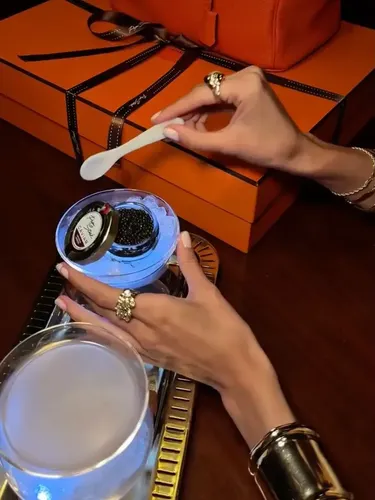 Minuman cocktail dalam tas Hermes Birkin.