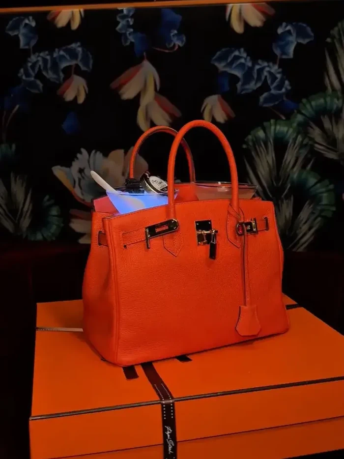 Minuman Cocktail dalam Tas Hermes Birkin Minuman cocktail dalam tas Hermes Birkin.