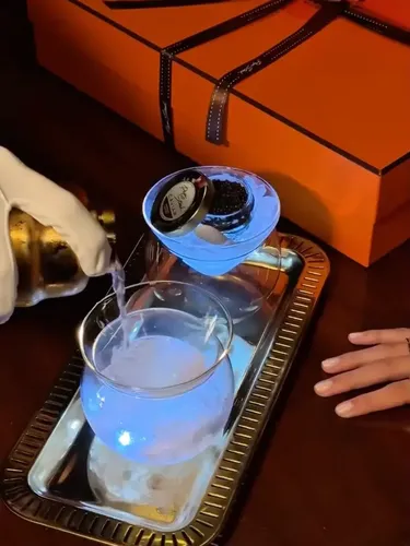 Minuman cocktail dalam tas Hermes Birkin.