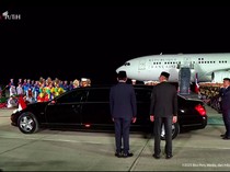 Mobil 6,3 Meter Jemput Presiden Emmanuel Macron Setibanya di Indonesia