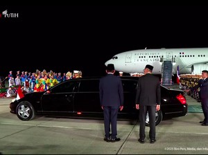 Mobil 6,3 Meter Jemput Presiden Emmanuel Macron Setibanya di Indonesia