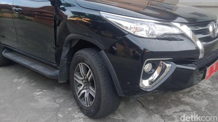 Mobil Fortuner terparkir di tepi jalan usai kecelakaan.