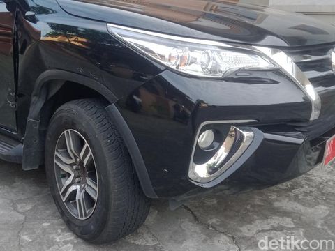 Mobil Fortuner terparkir di tepi jalan usai kecelakaan.
