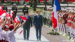 Momen Prabowo Sambut Macron di Istana Merdeka dengan Pelukan Hangat