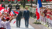 Di sepanjang jalan masuk Istana, siswa-siswa turut menyambut kedatangan tamu negara itu. Mereka membawa bendera Indonesia dan Prancis.