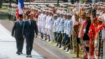 Momen Prabowo Sambut Macron di Istana Merdeka dengan Pelukan Hangat